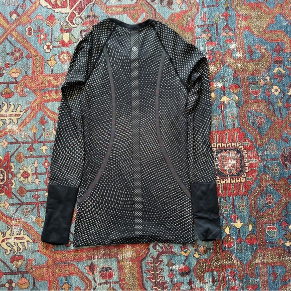 Lululemon Swiftly Tech Long Sleeve Shirt size 4 Black And Colorful Specs - Picture 6 of 7